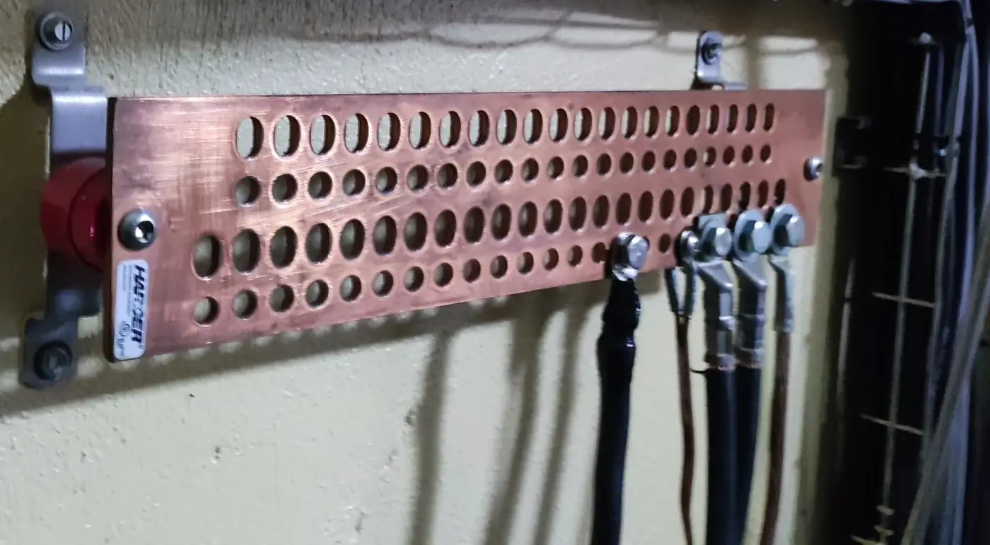 Detalle de una barra de conexión equipotencial y conductores