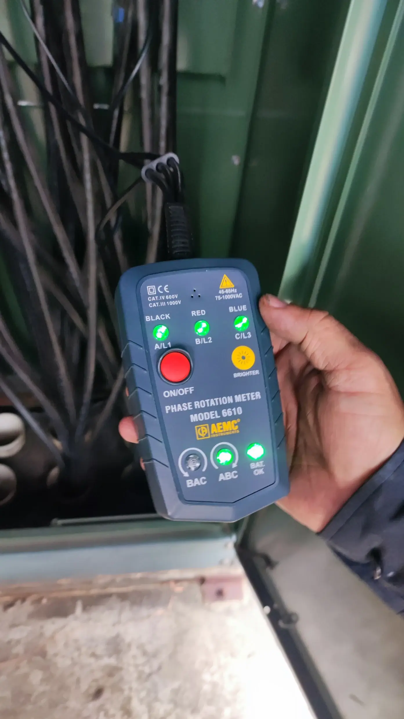 Instrumento de verificación de secuencia de fases en un tablero eléctrico