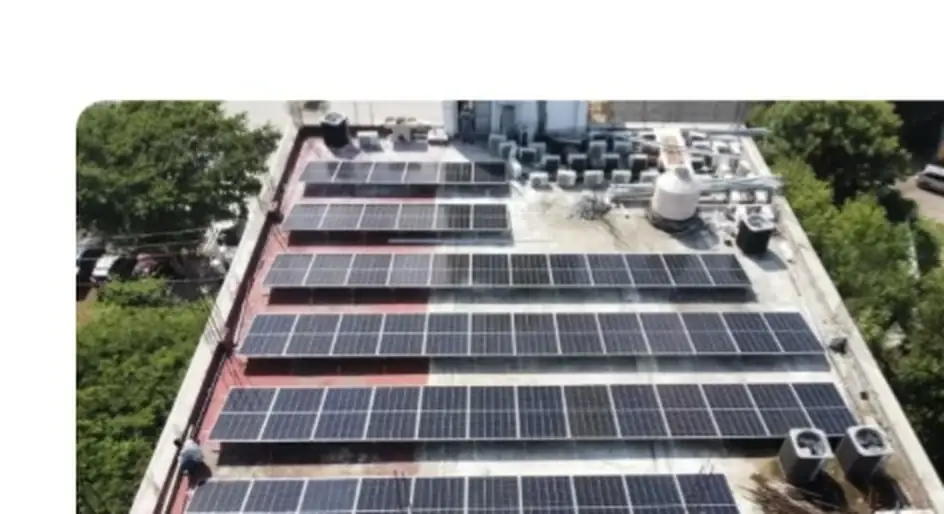 Referencia fotográfica de paneles solares instalados sobre una cubierta